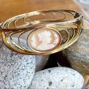 1930’s Simmons Venetian Gold Cameo Bracelet Shell Vintage.